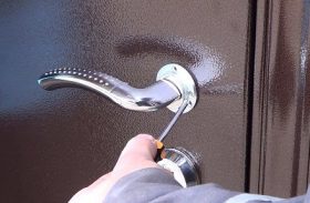 Замена дверной ручки металлической двери в Орехово-Зуево